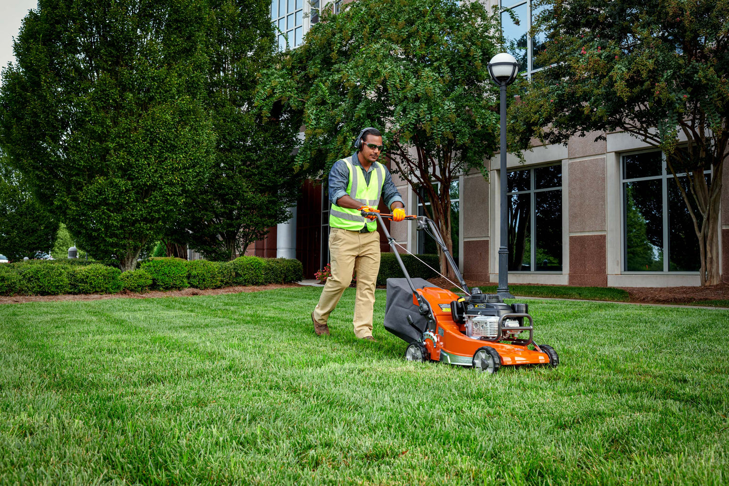 Husqvarna Forest & Garden - 970621601 - W520 Commercial Push Mower